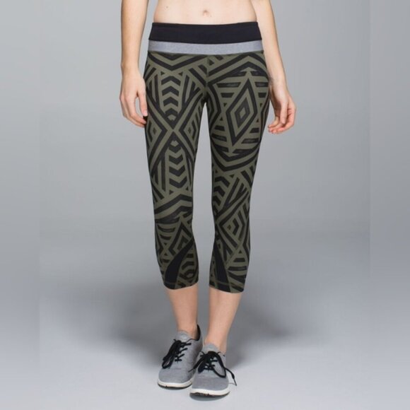 Lululemon Inspire Crop Chevron Shuffle Fatigue Green Cropped Leggings Yoga Gym - Picture 1 of 12